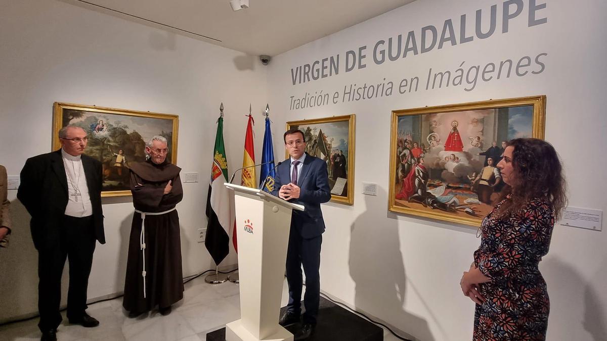 El arzobispo, Fray Guillermo, Miguel Ángel Gallardo y la directora del Muba, durante la inauguración de la exposición.