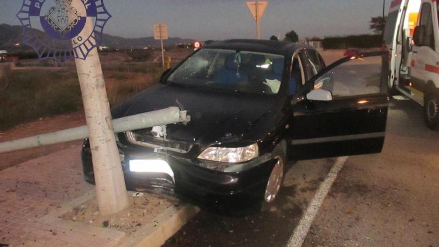 Un conductor ebrio se empotra contra una farola de la ronda Norte de Castelló