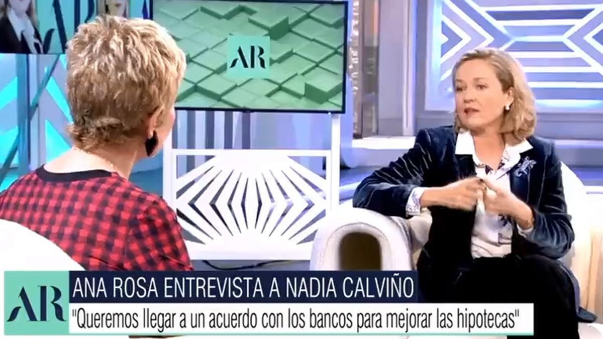 Momento de la entrevista entre Ana Rosa Quintana y Nadia Calviño.