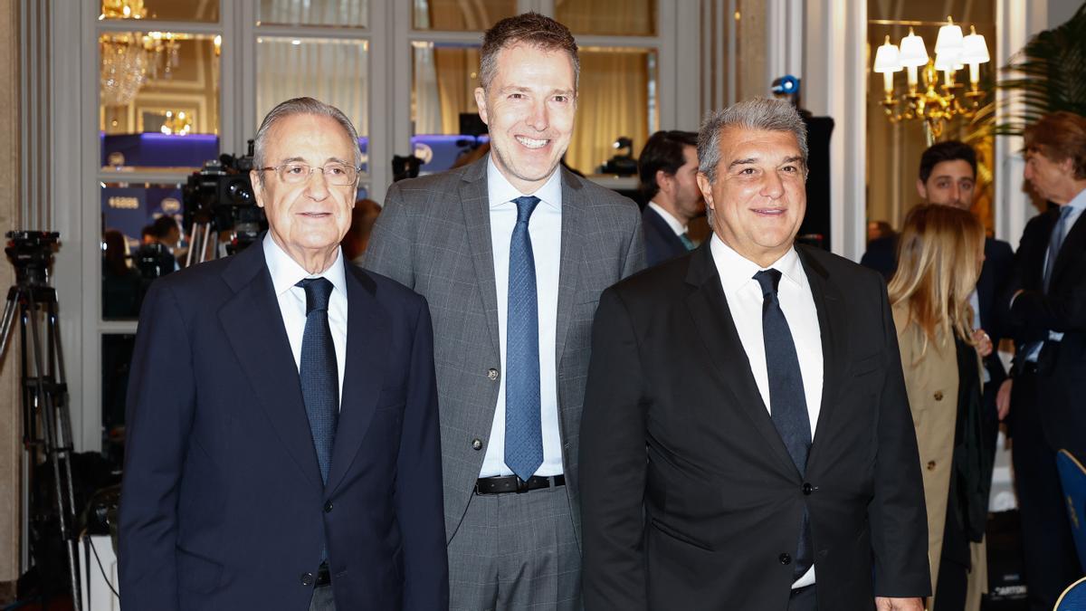 Florentino Pérez y Joan Laporta, con Bernd Reichart, cabeza visible de la Superliga, en Madrid.