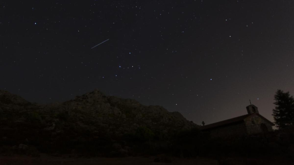 Vista general del cielo nocturno en la sierra de Madrid.