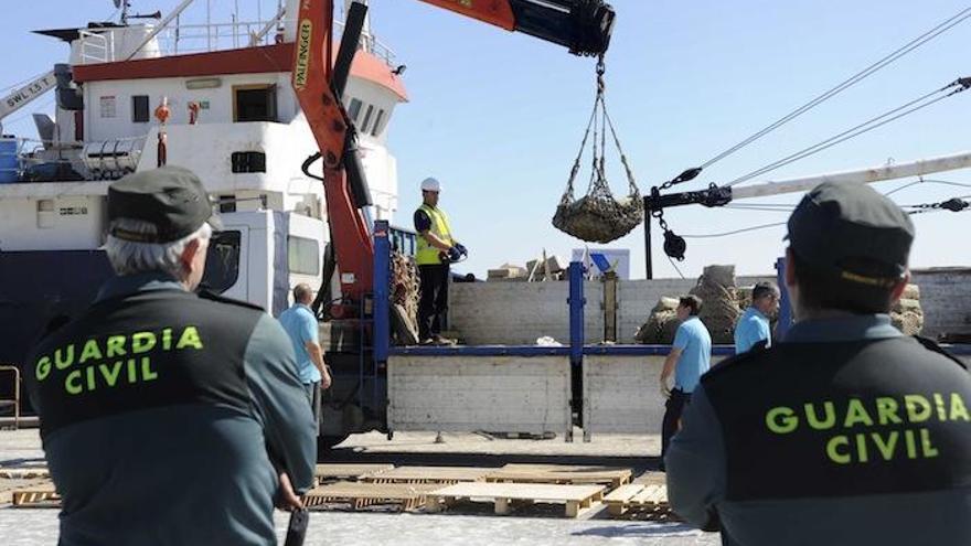 Barco apresado en alta mar con un cargamento de droga.