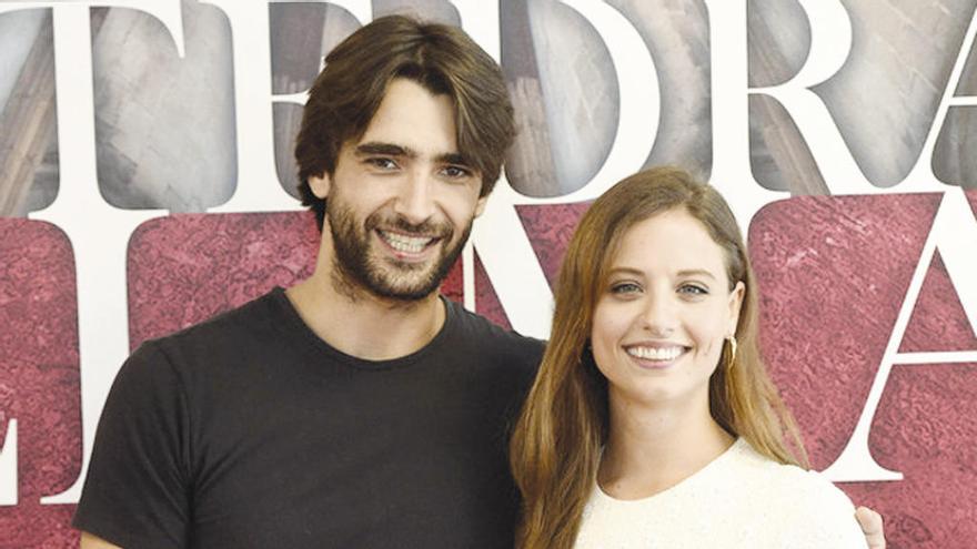 Aitor Luna y Michelle Jenner, protagonistas de la serie.