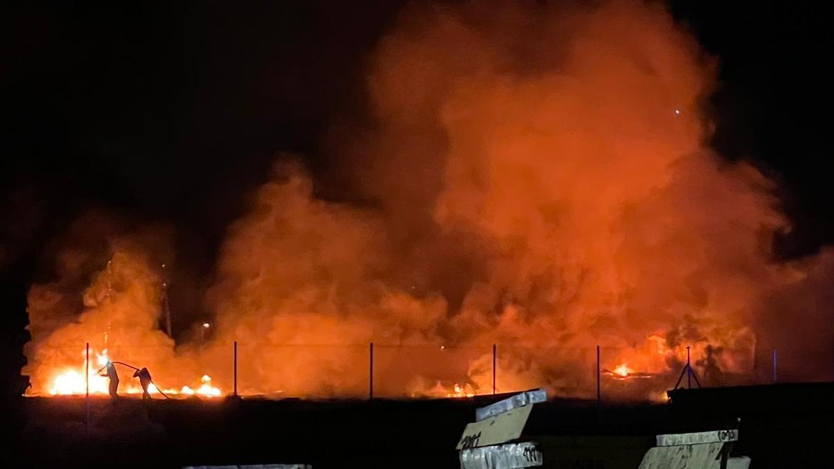 Un incendio afecta a una empresa de grúas en Las Quemadas