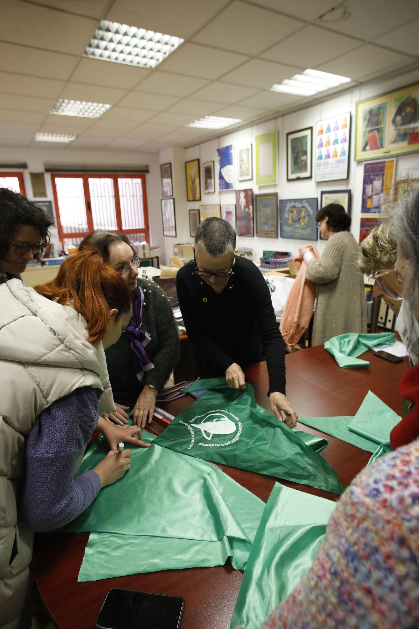 En imágenes: Las feministas de Gijón se preparan para la manifestación en Valladolid por el derecho al aborto