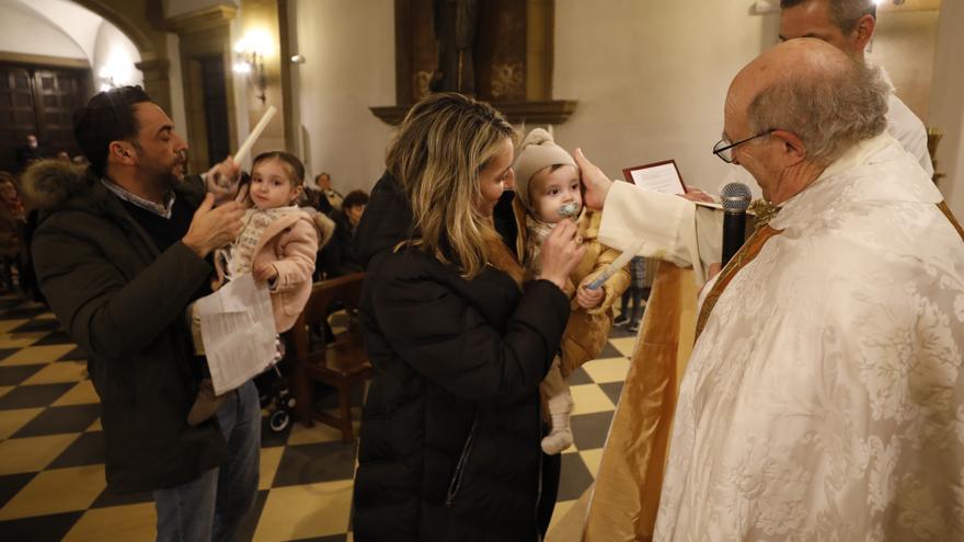 La fiesta de la luz reúne a 16 niños en las Pelayas de Oviedo