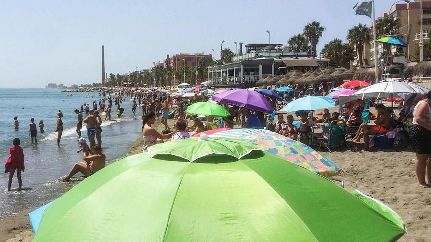 Las playas de Huelin, con muchos bañistas mitigan el intenso calor del domingo.