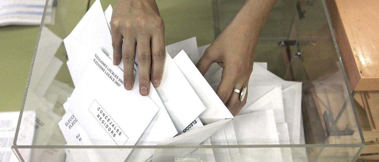 Sobres con votos en unas anteriores elecciones municipales.