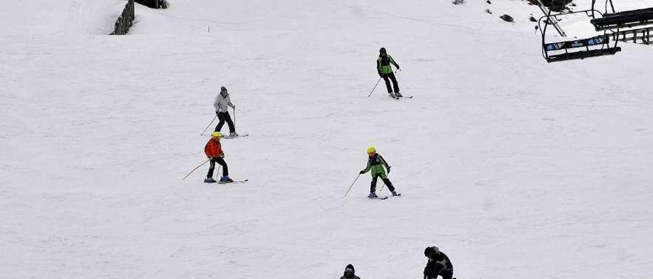 Esquiadores en la estación de Pajares, durante la anterior temporada.