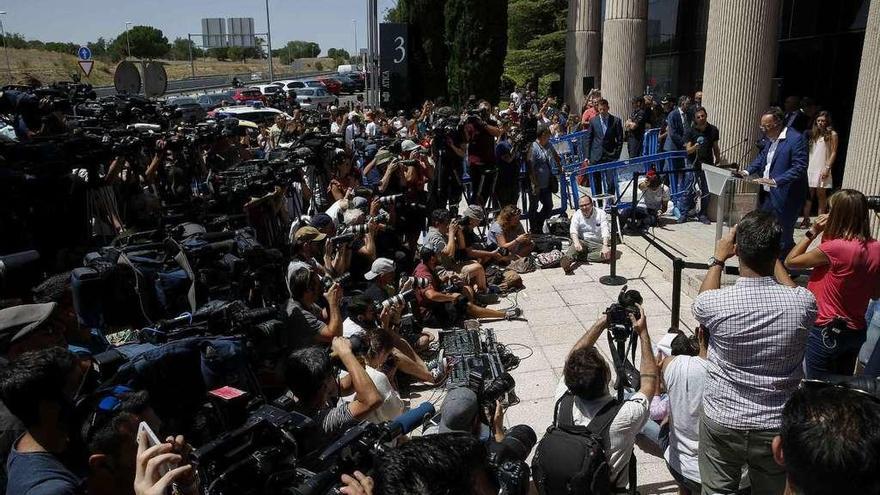 El abogado de Cristiano se dirige a los doscientos periodistas que esperaban a la puerta del juzgado. // Efe