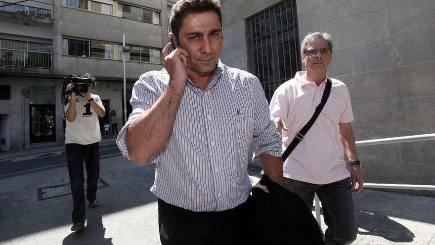 Jaime Maiz habla por teléfono en una de las jornadas del juicio en Pontevedra. // Gustavo Santos