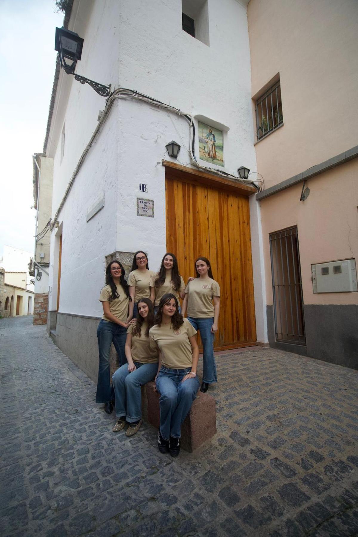 Las festeras de este año, ante la ermita.