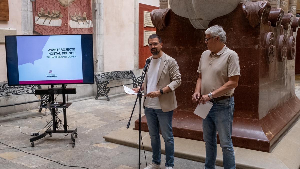 El concejal de Patrimonio del Ayuntamiento de Tarragona, Nacho García, con el portavoz de Junts en el consistorio, Jordi Sendra.