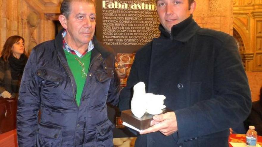 El alcalde Antonio Rey y Sergio Suárez, ayer, con el premio.