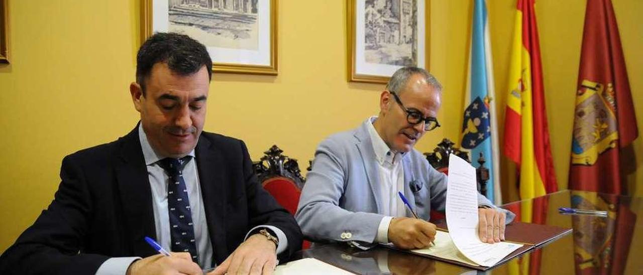 El conselleiro Román Rodríguez, y el alcalde, Jesús Vázquez, durante la firma del convenio. // FdeV