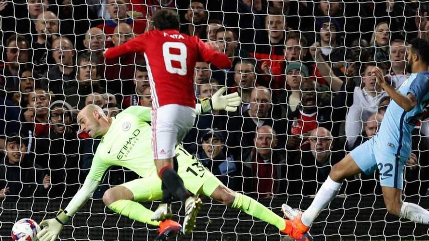 El remate de Mata supera a Caballero en la jugada del gol del United ante el City.