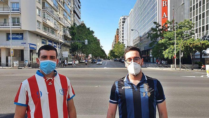 En la imagen superior, Kevin Díez y Alejandro Zuazua, ayer, en Madrid, delante de la calle Orense, con las camisetas del Sporting y del Oviedo. Abajo, ambos, en la zona de la Torre Picasso.