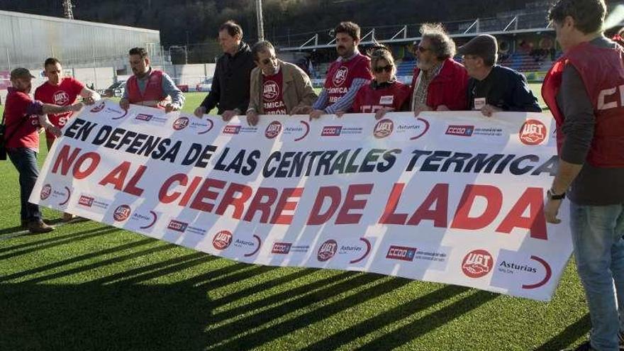 Los trabajadores, con el alcalde de Langreo, antes del partido.