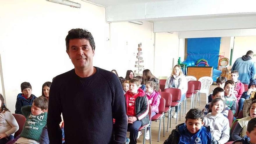 El director Samu Fuentes, en el salón de actos de Villayón junto a los escolares del centro.