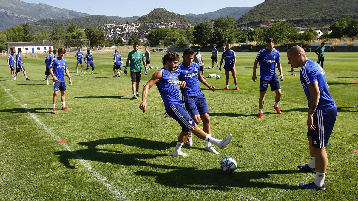 Ros, Luis Suárez y Pombo, en la última concentración del Zaragoza en 2019 en Boltaña, a donde regresa este viernes.