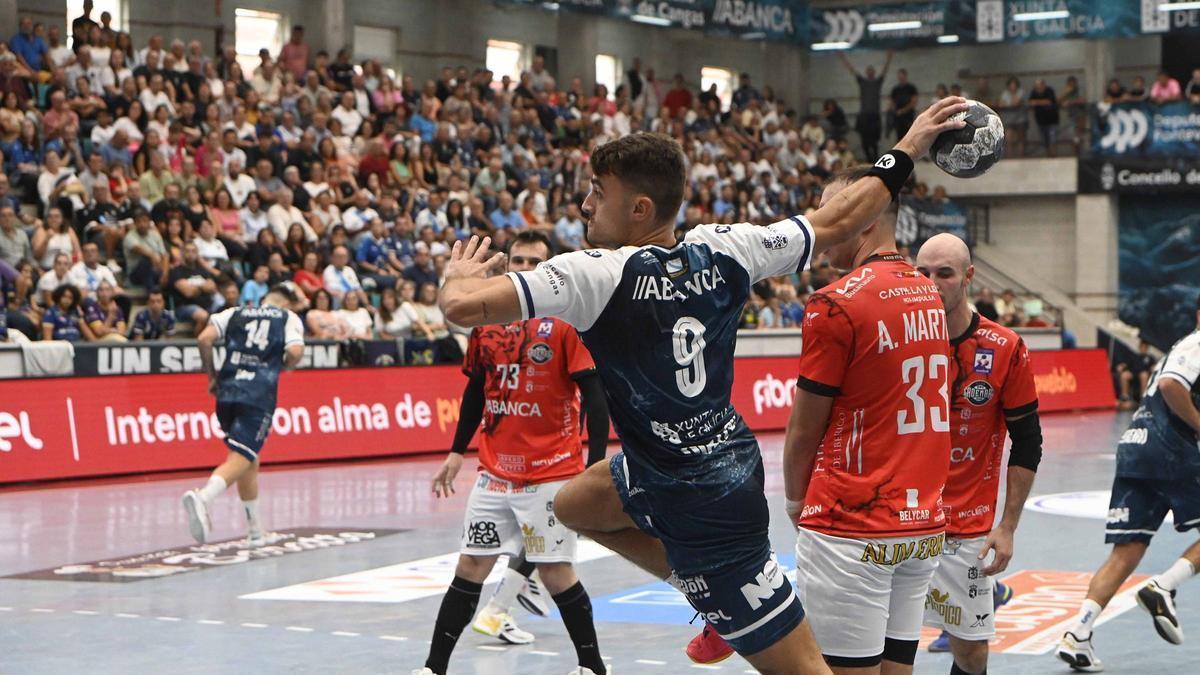 Arón Díaz Ledo lanza a puerta en el duelo entre Frigoríficos y Ademar de la pasada campaña disputado en O Gatañal.