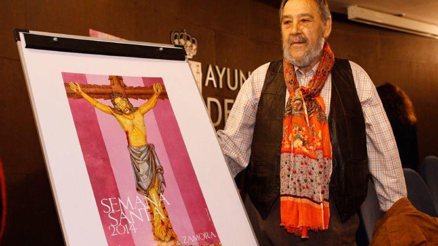 El pintor Alfonso Bartolomé, con el cartel anunciador que realizó para la Semana Santa de Zamora en 2014