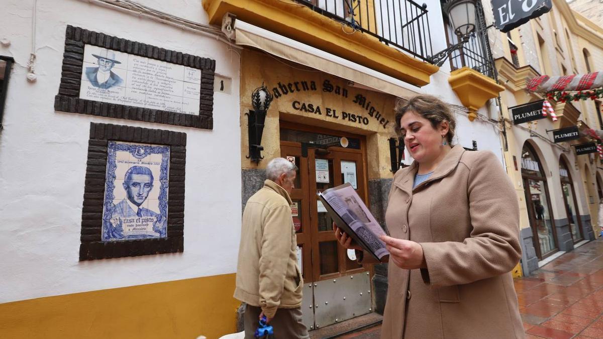 Victoria Fernández de Molina muestra algunas de las placas que se verán en las rutas.