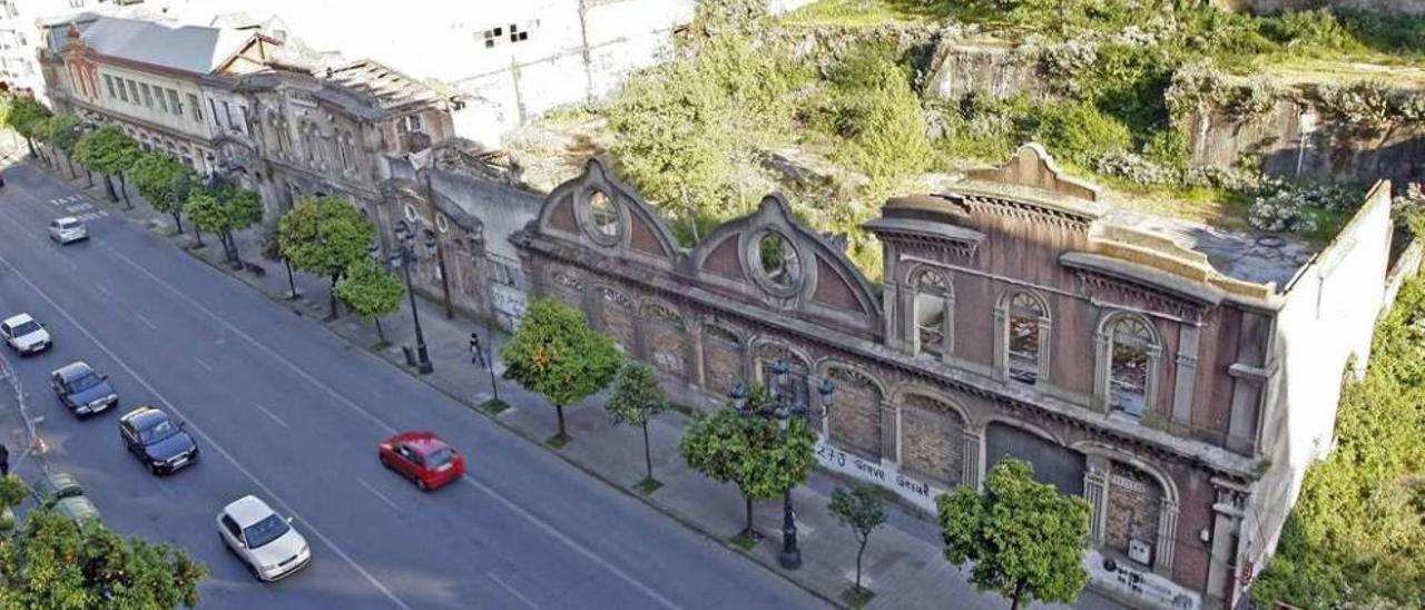 Vista general de la parcela de La Metalúrgica que lleva más de una década abandonada en el centro de Vigo.  // M.G.Brea