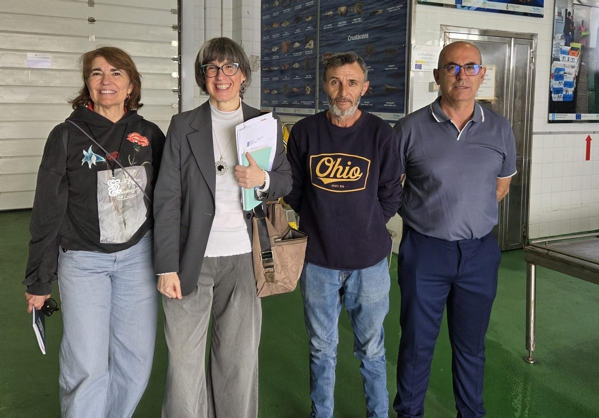 A directora xeral, segunda esquerda, co patrón maior e o secretario da confraría.