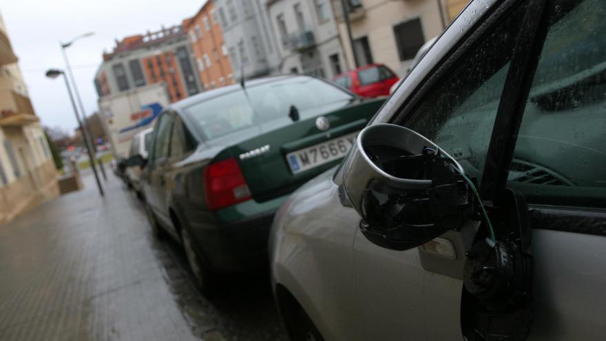 Piden 5.400 euros a un joven por romper a patadas quince retrovisores de coches en Zamora