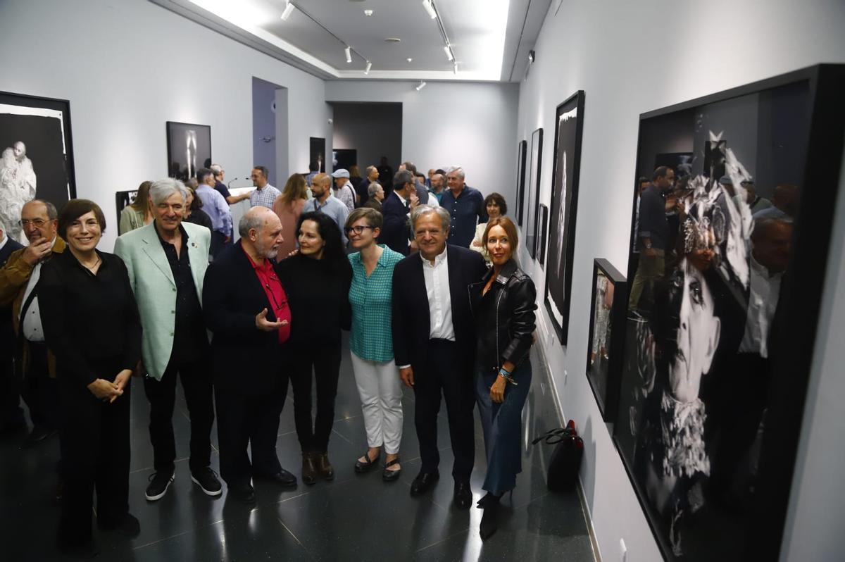 José Gálvez (3i), Marián Aguilar (1d) y Salvador Fuentes (2d), junto a algunos de los artistas en la Sala Vimcorsa tras la inauguración de la Bienal de Fotografía.