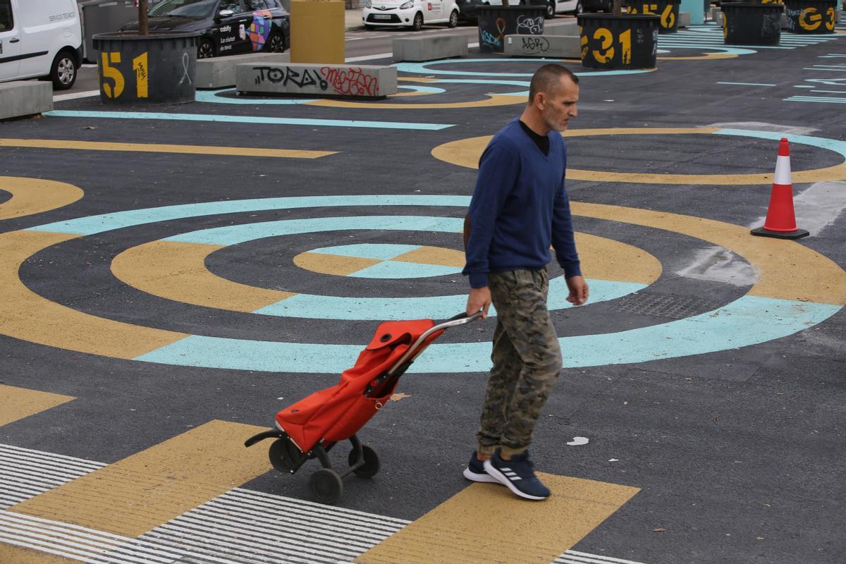 El urbanismo táctico ya llena de colores y senefas el tramo de Gran Via que va de Glòries a la Rambla del Poblenou.