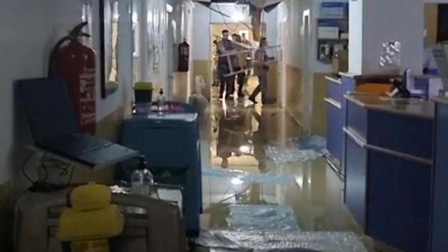 Empapadores en el suelo y, al fondo, los operarios en faena.