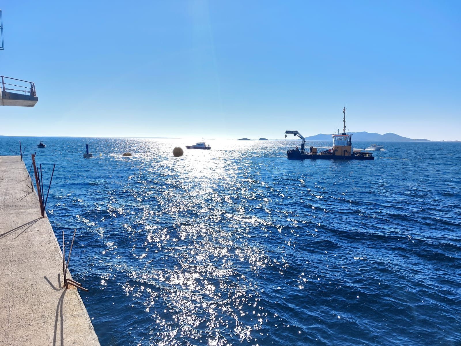 Reflotado el pesquero 'Charpat Segundo', hundido en el puerto de Ibiza.