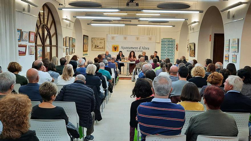 La presentación de los libros ganadores reunió a mas de cien personas en Altea.