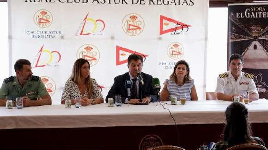 Por la izquierda, José Luis Vizcaíno, Ángela Pumariega, Alfredo Alegría, María Cardín y Carlos Orueta, en la presentación de la regata.