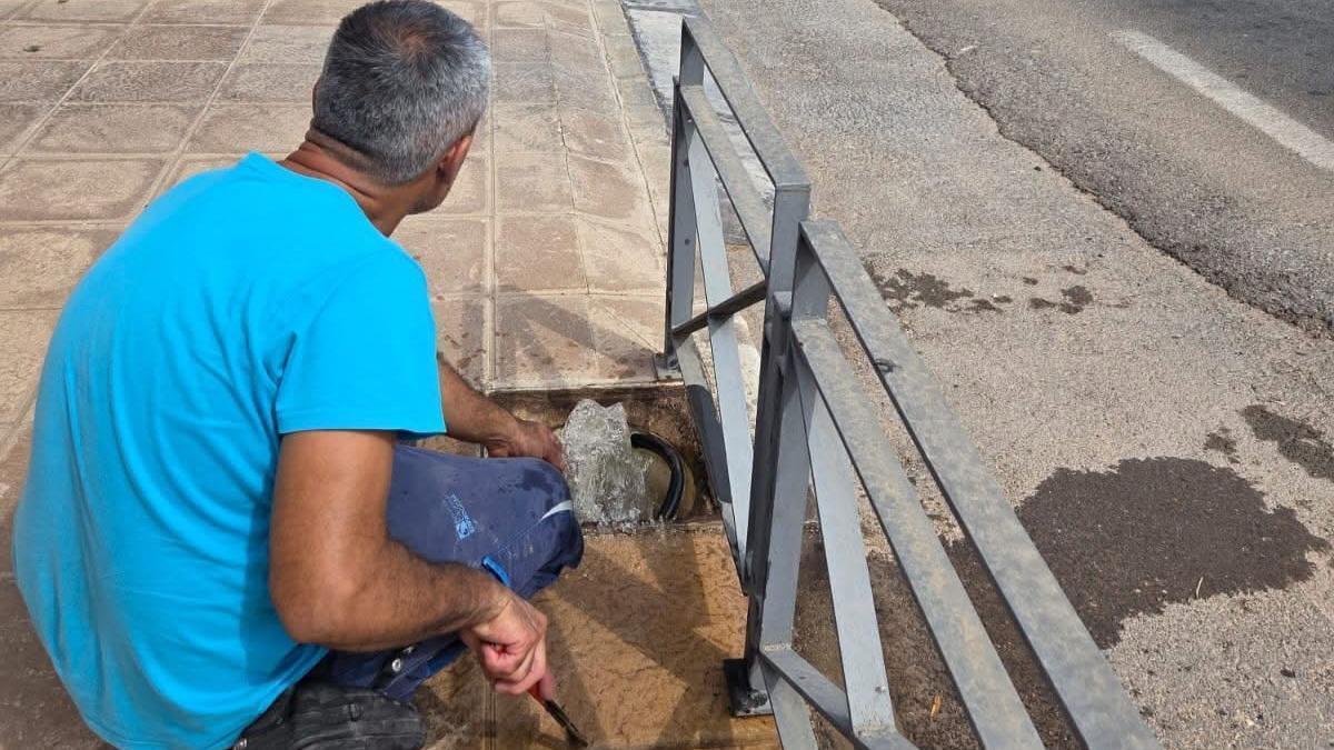 Un trabajador repara una avería de agua en La Mina, en Puente Genil.