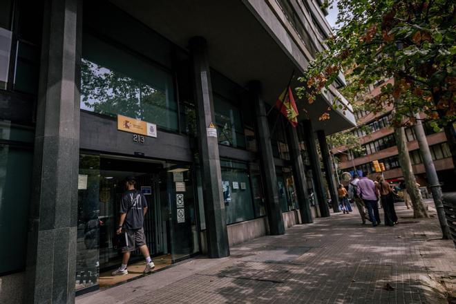 La renovación del DNI se atasca en Catalunya: sin fecha en las comisarías hasta octubre y citas lejos de casa