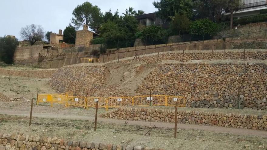 El muro que se ha desprendido está ubicado entre el instituto y la escalinata de la iglesia.