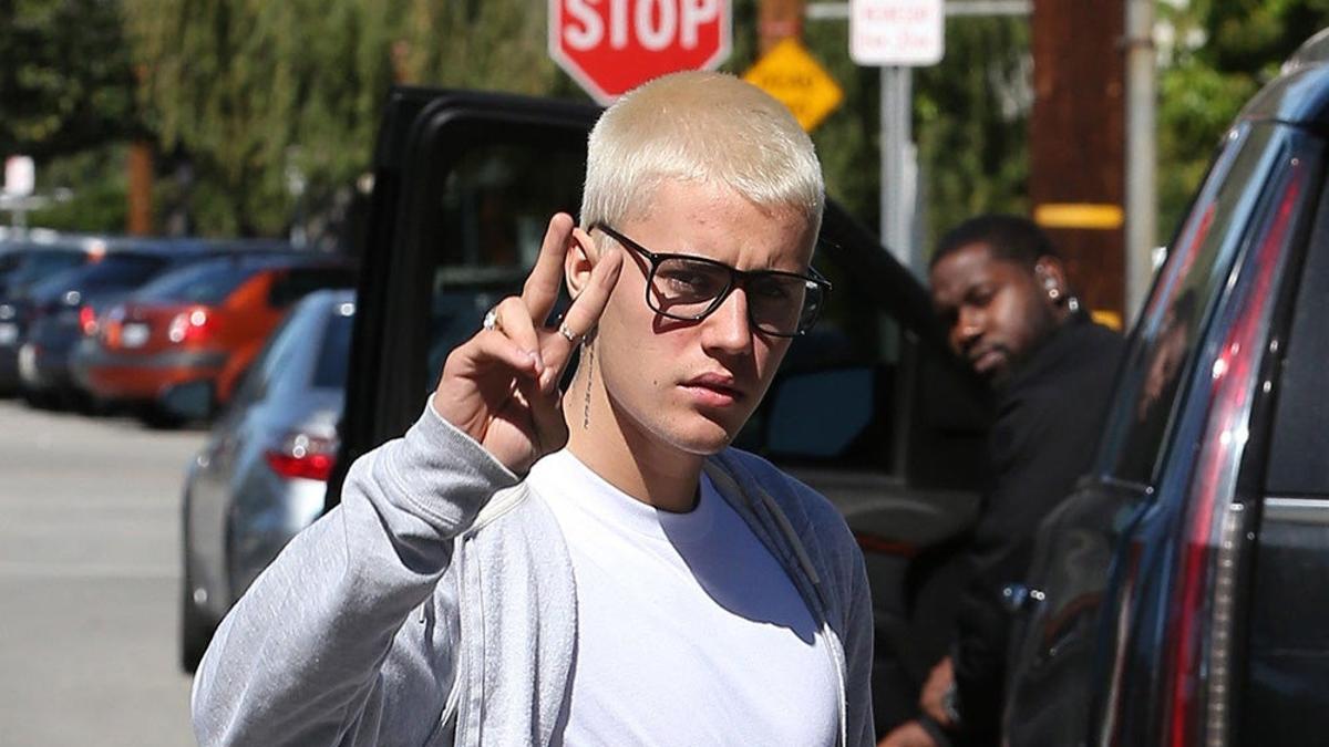 Justin Bieber con camiseta blanca y pelo platino