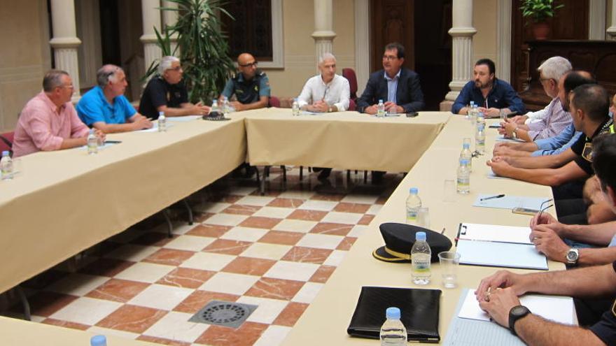 El encuentro sobre seguridad se ha celebrado en el centro cultural Gómez Tortosa de Novelda