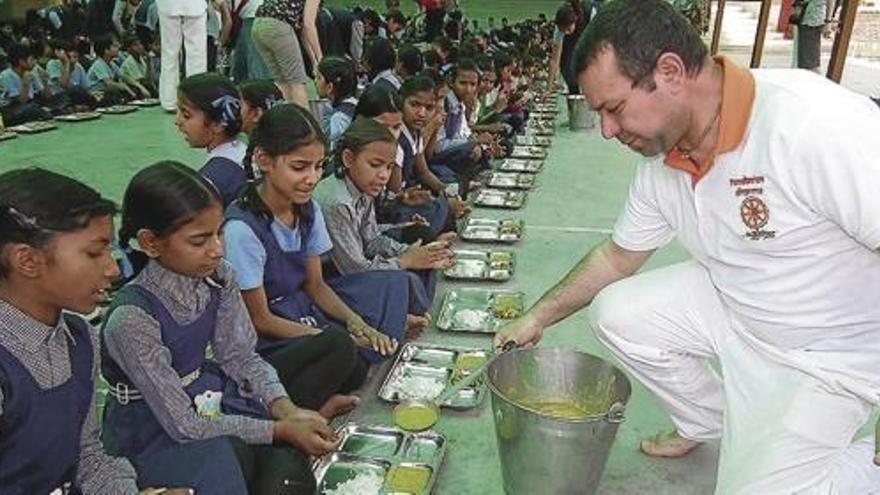 Luis Pulido, de Dharma, reparte comida a los niños de la India.