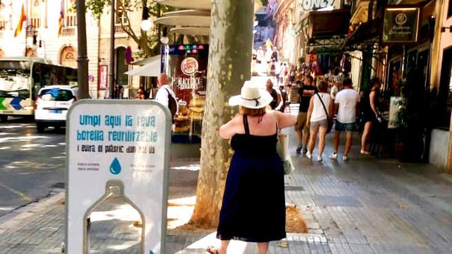 Se instalÃ³ la primera fuente de agua filtrada gratis en la plaza del Mercat