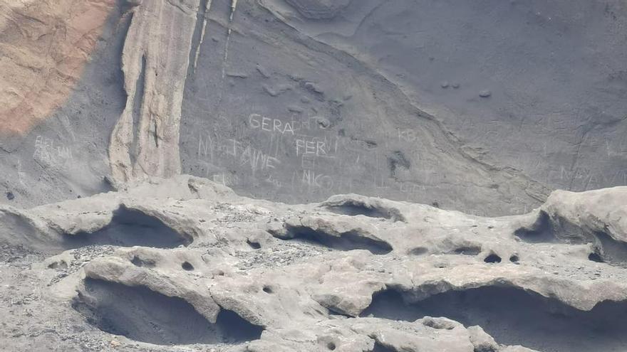 Nombres que han dejado escritos en Montaña Amarilla, en La Graciosa.