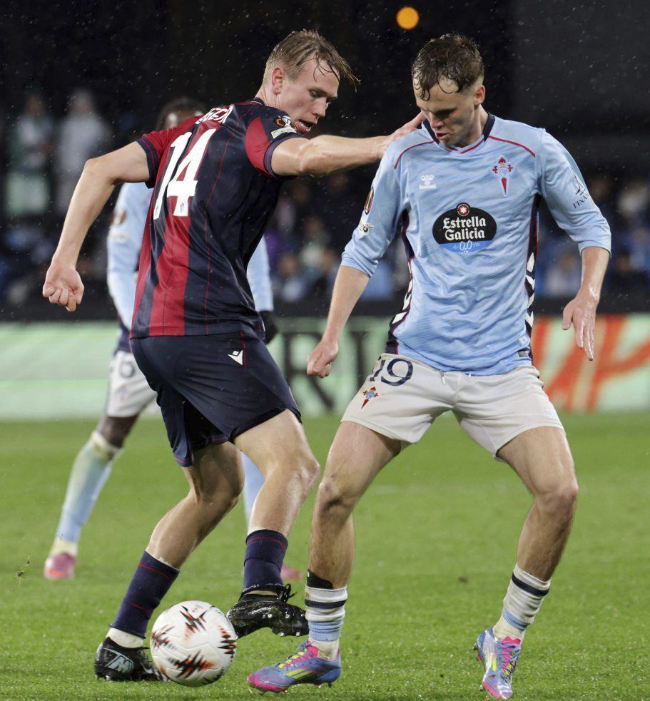 Williot disputa una pelota a Heggem