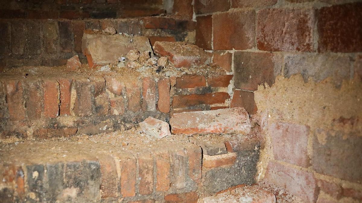 Vivir con el agua en la cabeza… y bajo los pies: así se encuentran algunas de las bodegas que están sufriendo filtraciones de agua en la calle Judería de Toro