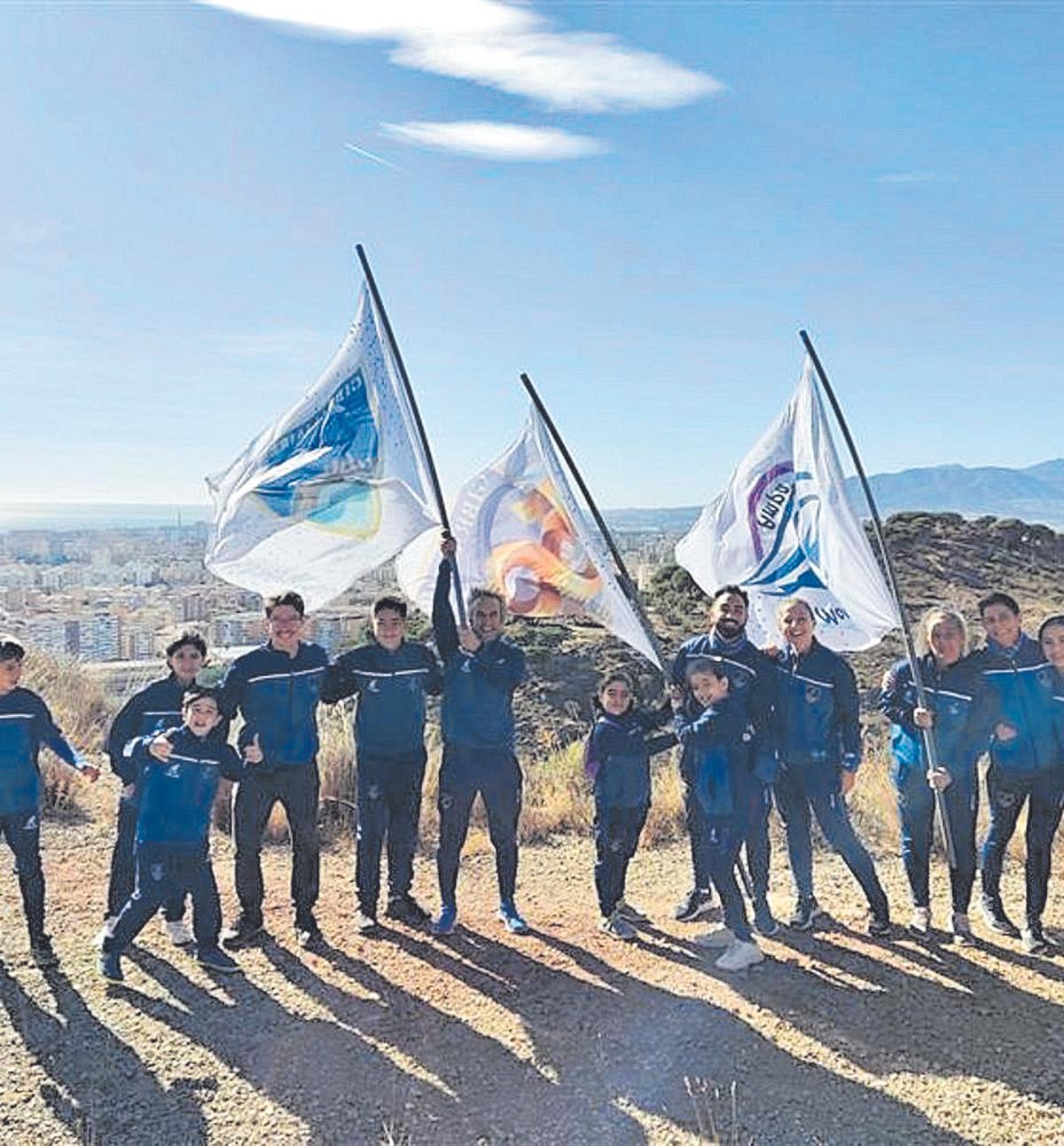 Subida al Monte Coronado con banderas conmemorativas.