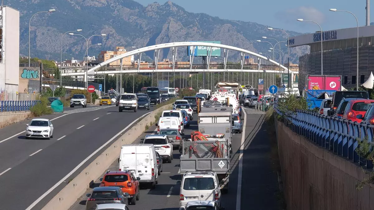 Monumental atasco de una hora en la Vía de Cintura de Palma por el vuelco de un coche