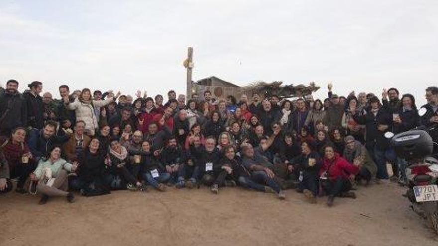 El grupo que ha participado en el quinta edición posa en el kiosko 62 de la playa de Migjorn.