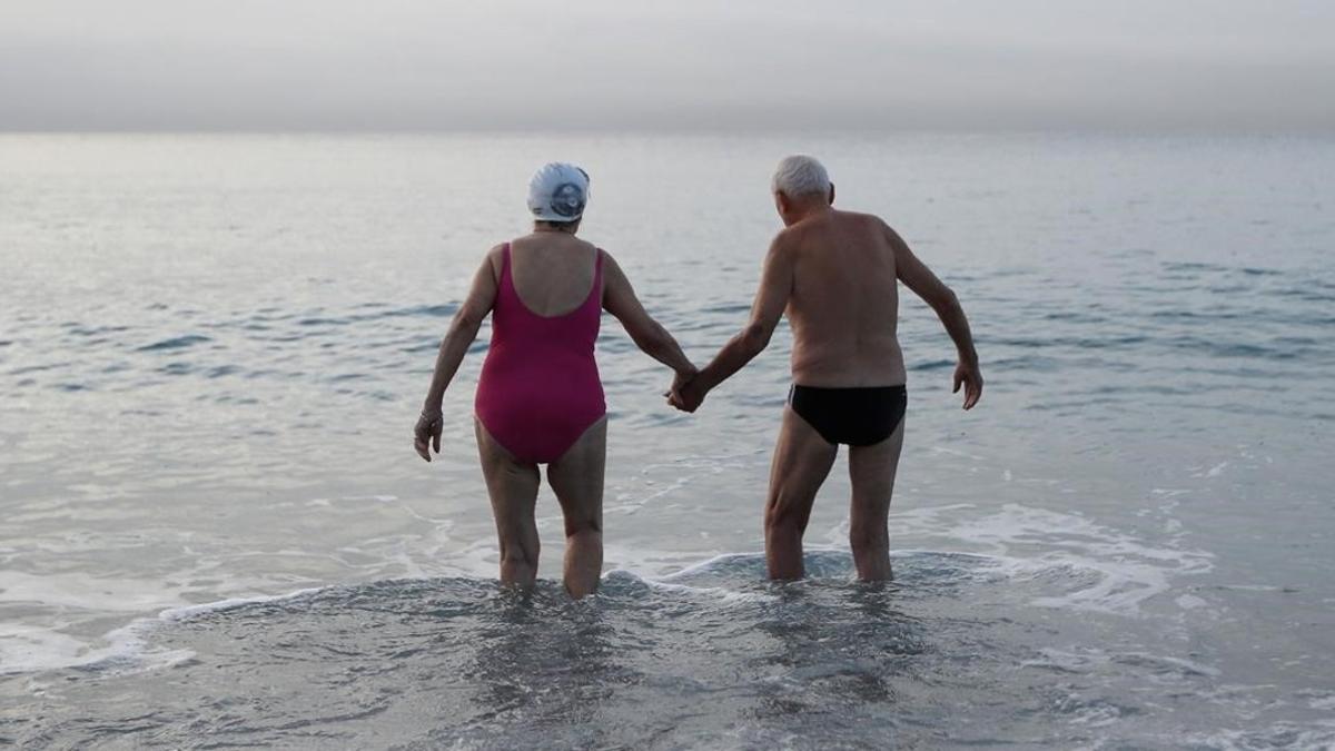 icoy36047568 an elderly man and woman hold hands as they walk into the me161104212845